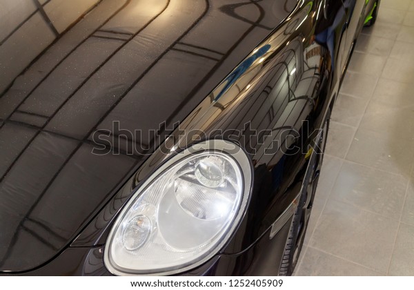 Pre-sale preparation of the\
car in the service of a clean after washing and covered with a\
special means for polishing the body and bonnet of a close-scratch\
hiding vehicle.
