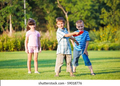 533 Children playing frisbee Images, Stock Photos & Vectors | Shutterstock