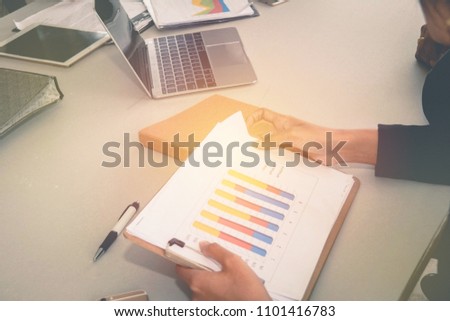 
Presentation concept : Business women prepare financial graphs during the meeting.
