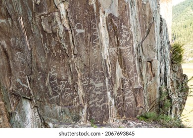 Preserved Rock Paintings- Petroglyphs In Altai Mountains Depict Wild Animals, Hunting Scenes Of People Of Bronze Age Or Scythian Period. Freely Located By Road, And Authors Died Thousands Of Years Ago