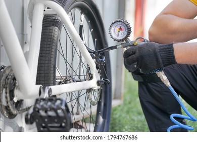 The pressure gauge of the bicycle compressor. Shows air pressure and is connected to the bike wheel