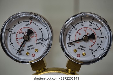 Pressure gauge and level gauge in cryogenic liquid gas supply