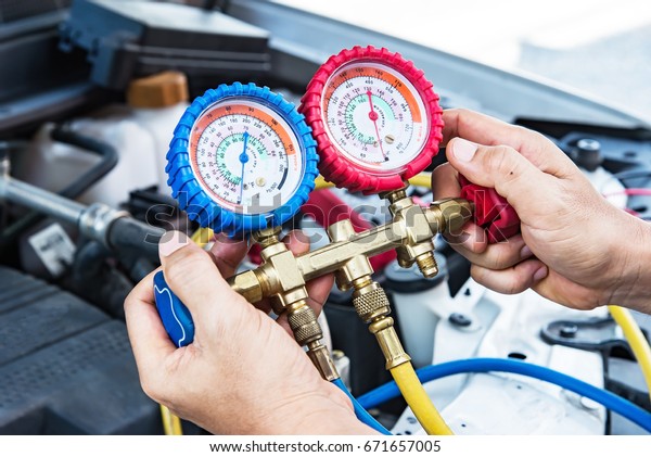 The pressure gauge on the\
air compressor,liquid air\
pressure,compressor,manometer