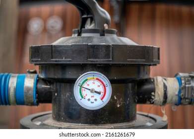 Pressure gauge on a pool filter system with well adjusted pressure for optimal filtration of the pool water