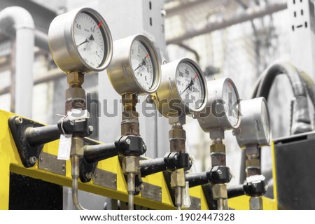 pressure gauges stand in a row
