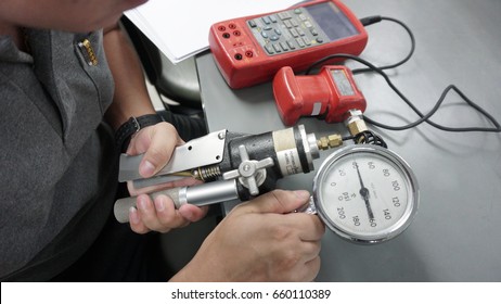 Pressure Guages, instrument indicating pressure in Training calibration Laboratory