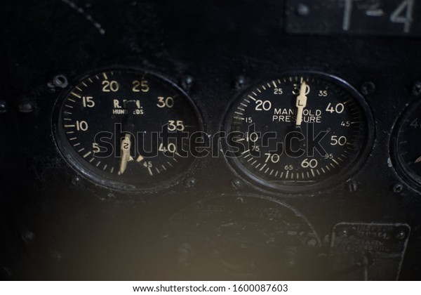 pressure indicator in old\
aircraft