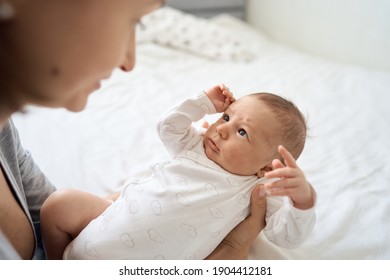 Hübscher Baby Junge auf den Händen der Mutter im Zimmer, Nahaufnahme. Mutterschaft. Kindheit. . Hochwertiges Foto