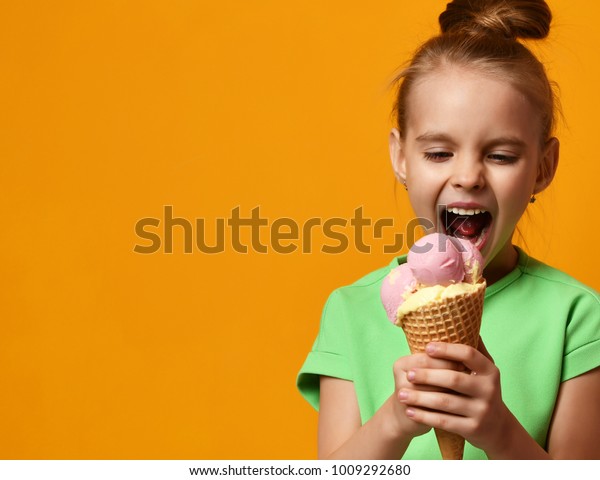 Joli Bebe Fille Mangeant Une Glace Photo De Stock Modifiable