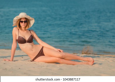 sexy beautiful brunette woman naked beach写真素材1095505814 shutterstock