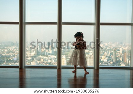 Foto Bild Unbekannter Mann mit kleinem Mädchen vor der Skyline von Manhattan, New York City