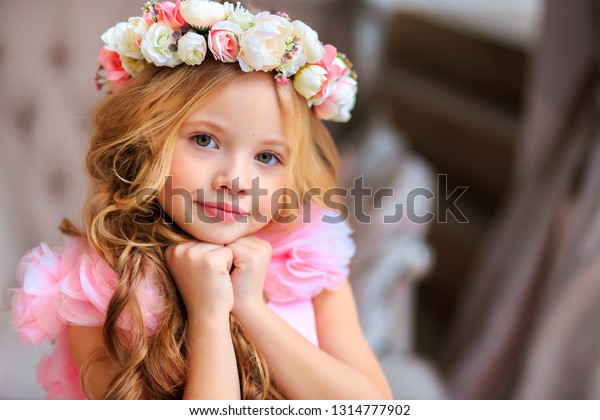 かわいい女の子 ロシアのモデル 花 ピンクのドレス 黒いドレス の写真素材 今すぐ編集