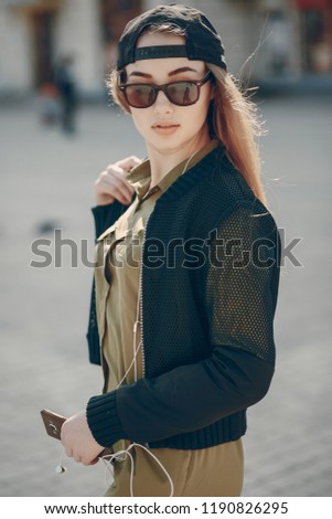 Portrait von einer jungen Frau mit Wind im Haar