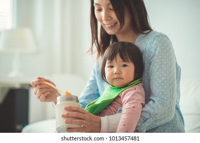 かわいい笑い声を出す赤ちゃんと家の床で遊んでいる美しい日本女性写真素材 Shutterstock