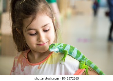 Pretty Little Girl Iguana Reptile Zoo Stock Photo 1045572865 | Shutterstock