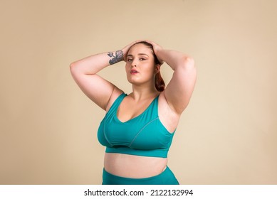 Pretty oversize woman wearing sportswear posing in studio - Beautiful girl accepting body imperfection, beauty shots in studio - Concepts about body acceptance, body positivity and diversity