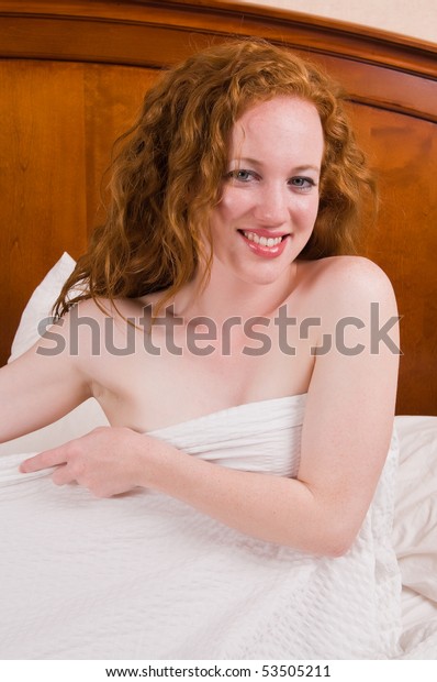 Pretty Pale Redhead Sitting Nude Bed库存照片53505211 Shutterstock 4923