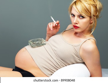 Mit Zigaretten und Aschefabsei schwanger