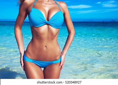 Hübsches schlankes Mädchen am tropischen Strand