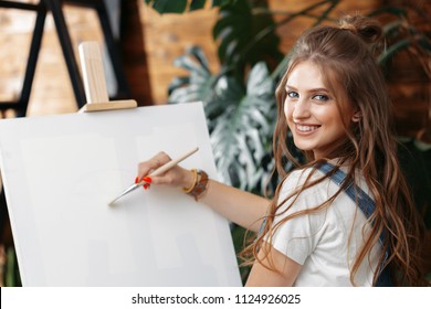 girl painting on easel        
        <figure class=