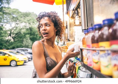 Pretty Woman Buying A Hot Dog In A Kiosk In New York