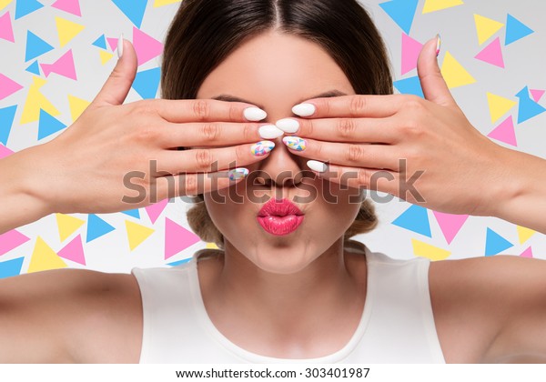 指で目を隠すカラフルなジェルネイルの美人 の写真素材 今すぐ編集