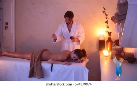 Aufreizend Erotische Massage Von Frau Zu Frau.