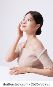 A pretty woman in her 20s posing with her hands