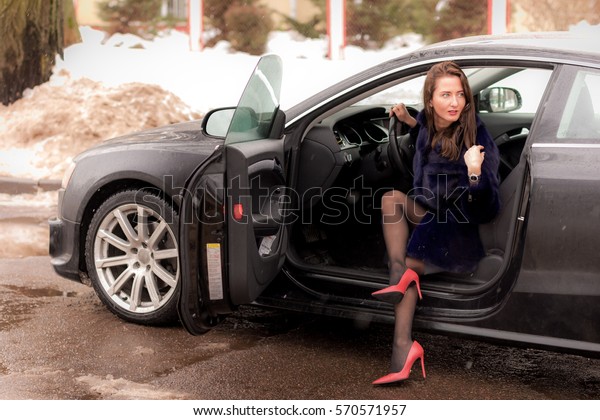 Pretty Woman Sitting Car库存照片570571957 Shutterstock 