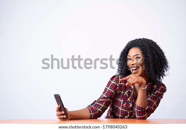 Photo de stock jolie jeune femme noire assise à 1798040263  Shutterstock