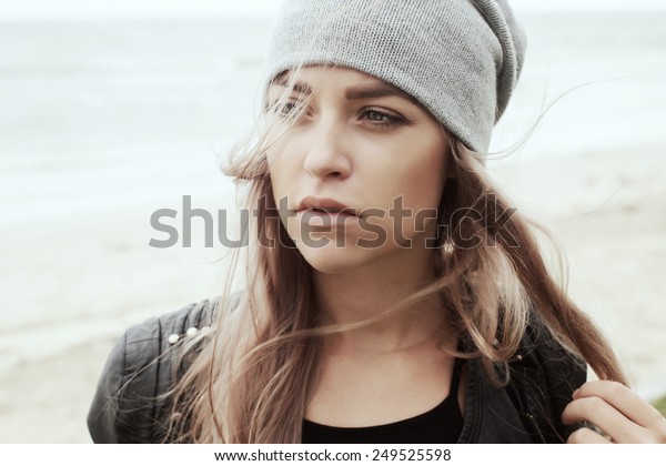 Une jolie jeune femme branchée sérieuse  photo de stock (modifiable