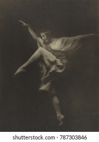 Prima Ballerina, Anna Pavlova In A 1915 Performance Photo By Arnold Genthe. Beyond Her Repertoire Of Classic Ballet, She Danced With Sergei Pavlovich Diaghilevs Ballets Russes. She Also Performed Mexi