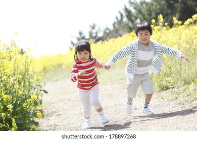 Primary Japanese boy and Japanese girl who are playing in the fields