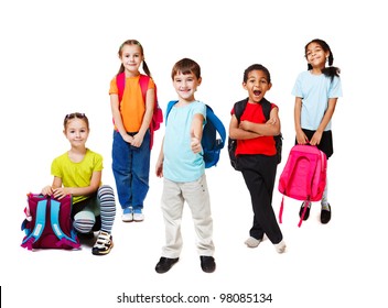 Schüler der Grundschule mit Rucksäcken