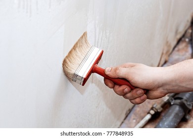 Priming of the wall with a brush