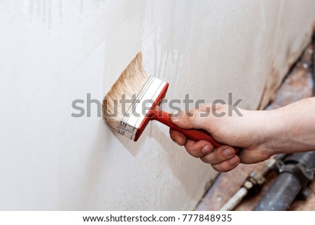 Priming of the wall with a brush