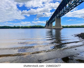Die Prinzessin Margaret Bridge über dem Saint John River in Fredericton, New Brunswick Canada an einem sonnigen Tag mit ruhigem Wasser