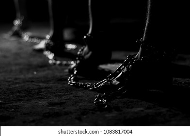 prisoners with chain of feet walk