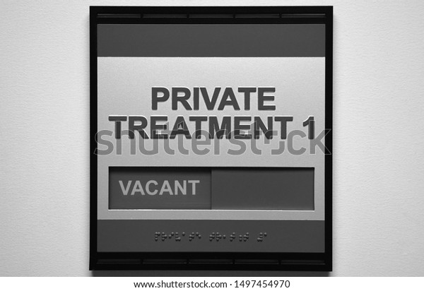 Private\
Treatment Room Sign is Vacant in Hospital\
Setting