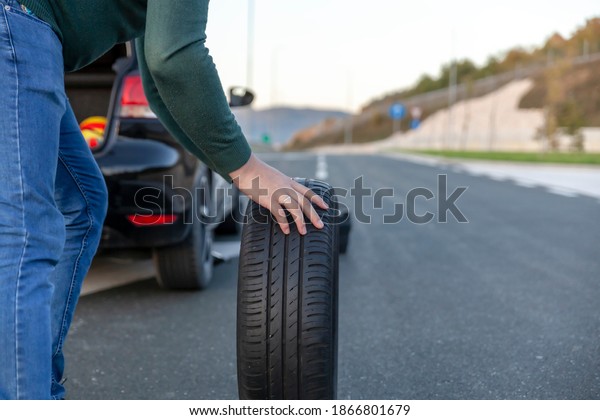 Problem with a flat tire\
on the highway