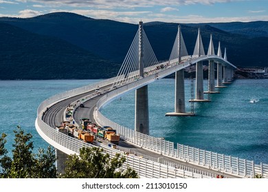 Probno opterecenje Peljeskog mosta, Hrvatska

Load testing od Peljesac bridge, Croatia - Shutterstock ID 2113010150