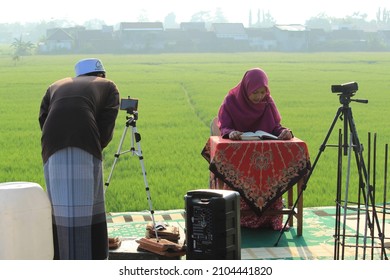 Probolinggo, East Java, Indonesia, January 10, 2022, Ancient Video Shooting With Old School Camera In Outdoor 