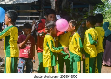 PROBOLINGGO, INDONESIA – FEBRUARY 02, 2020 : In The Morning, Childrens Took Part In A Competition To Squeeze A Balloon Between Two Heads To Prevent It From Falling To The Finish Line