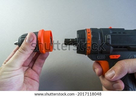 the process of attaching the clamping chuck to the drill. hole processing and screwing tool