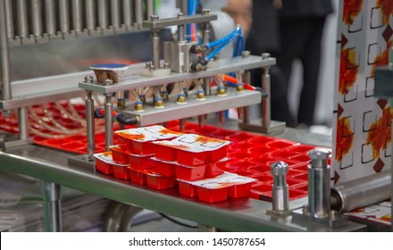 Process of automatic sauce cups filling and sealing machine in food industry