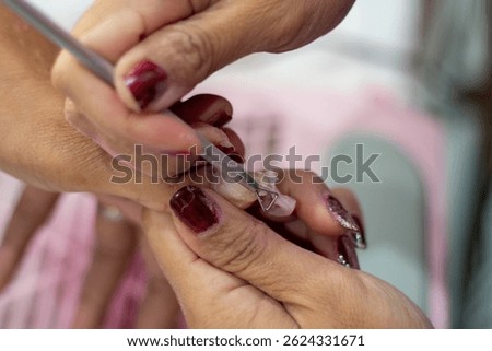 
The process of cleaning nails before nail art removes old nail polish residue with nail polish remover. Then, tidy up the shape of the nails with a nail file, and remove dead skin around the nails.
