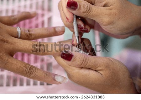 The process of cleaning nails before nail art removes old nail polish residue with nail polish remover. Then, tidy up the shape of the nails with a nail file, and remove dead skin around the nails.