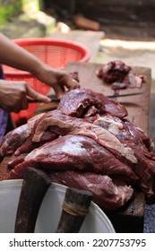 The Process Of Cutting Beef To Cook Rendang. Made From A Long Low-temperature Cooking Process Using Various Spices And Coconut Milk, This Meat Is Native To Indonesia Originating From West Sumatra