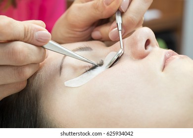 The process of eyelash extensions in the beauty salon 