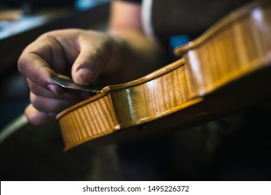 Process of fabrication of a violin, with tools
